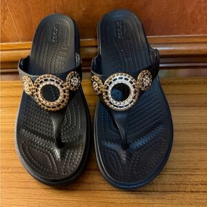 NEW Crocs Sanrah Diamante Embellished Wedge Flip Flop Womens Size 6 Black Gold